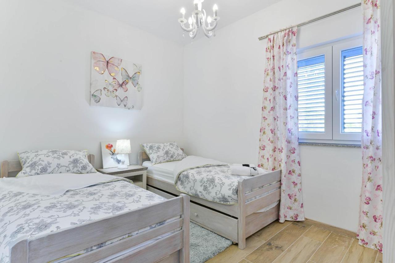Family Friendly Apartments With A Swimming Pool Zadar - 18098 外观 照片